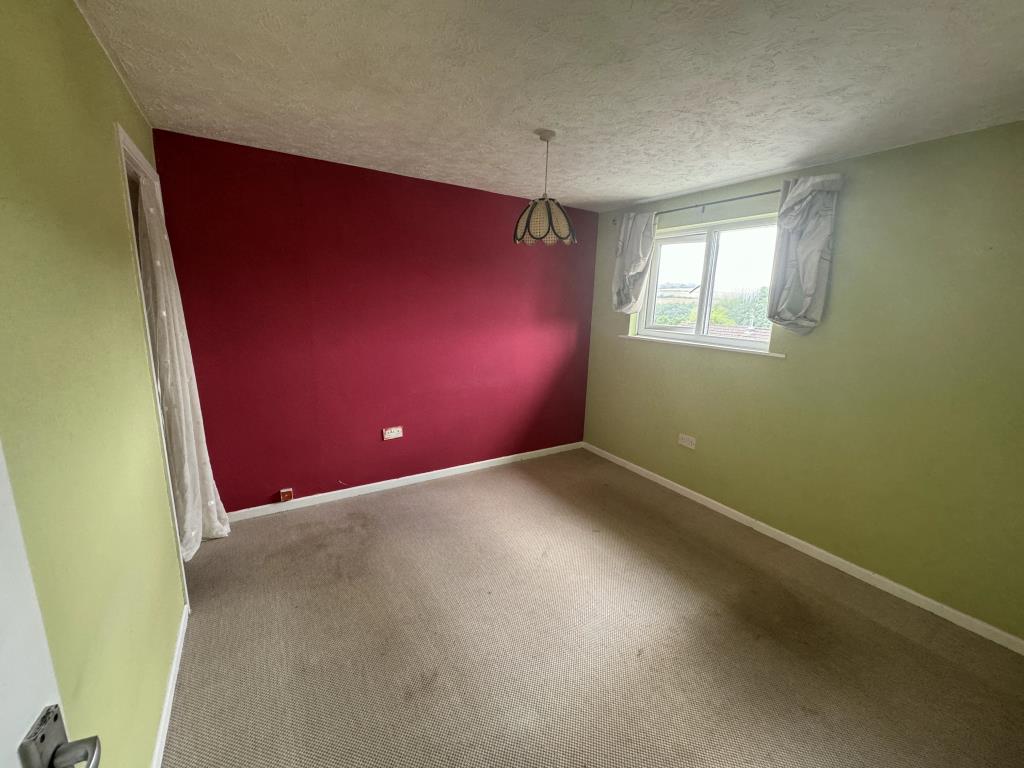 Lot: 160 - THREE-BEDROOM SEMI-DETACHED HOUSE - General view of bedroom 1